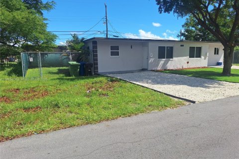 Villa ou maison à louer à Fort Lauderdale, Floride: 2 chambres, 59.83 m2 № 1947250 - photo 2