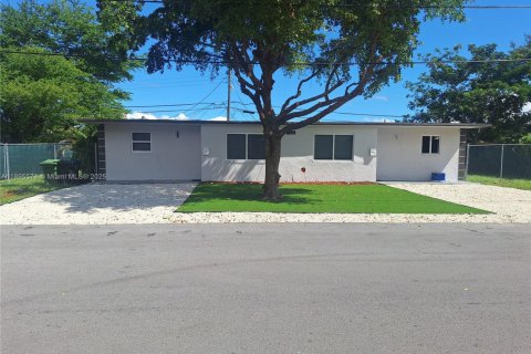 Villa ou maison à louer à Fort Lauderdale, Floride: 2 chambres, 59.83 m2 № 1947250 - photo 1