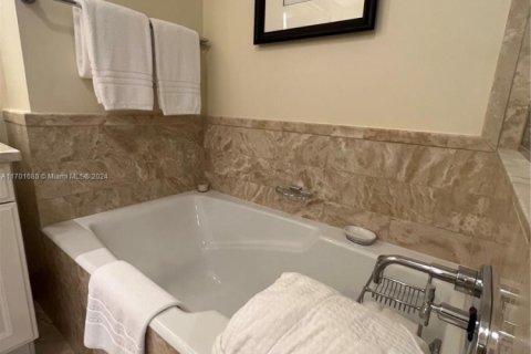 Купить кондоминиум в Майами, Флорида 2 спальни, 167.32м2, № 2035644 - фото 21