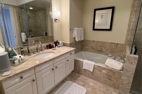 Купить кондоминиум в Майами, Флорида 2 спальни, 167.32м2, № 2035644 - фото 22