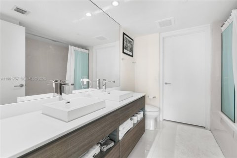 Condominio en venta en Miami, Florida, 1 dormitorio, 81.48 m2 № 2035917 - foto 22