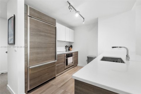 Condominio en venta en Miami, Florida, 1 dormitorio, 81.48 m2 № 2035917 - foto 14