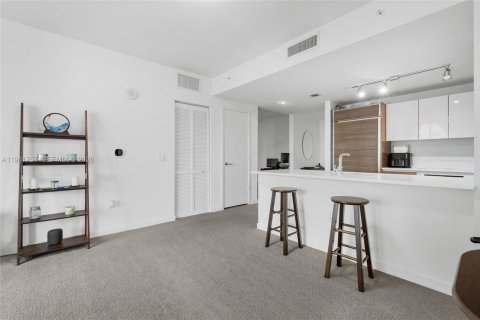Condominio en venta en Miami, Florida, 1 dormitorio, 81.48 m2 № 2035917 - foto 13