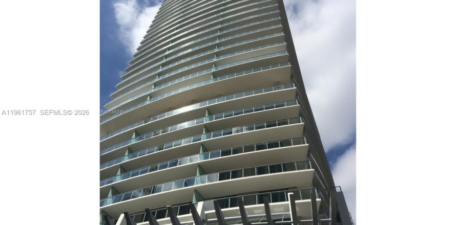 Condominio en Miami, Florida, 1 dormitorio  № 2035917