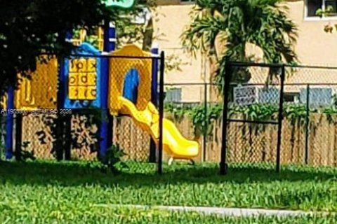 House in Florida City, Florida 4 bedrooms, 128.02 sq.m. № 2011111 - photo 27