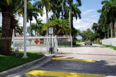 House in Florida City, Florida 4 bedrooms, 128.02 sq.m. № 2011111 - photo 30