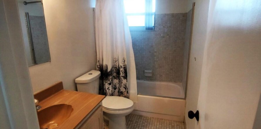 Condo in Palm Springs, Florida, 1 bedroom № 994128