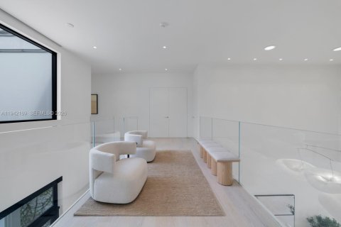 House in Miami Beach, Florida 8 bedrooms, 969.81 sq.m. № 1999915 - photo 23