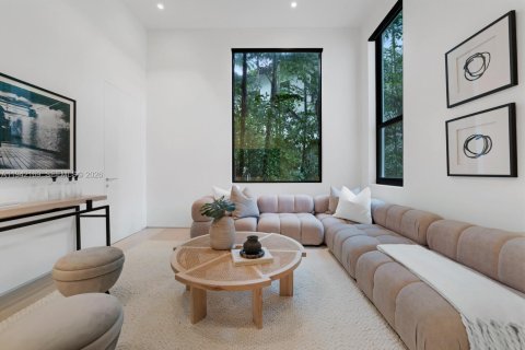 House in Miami Beach, Florida 8 bedrooms, 969.81 sq.m. № 1999915 - photo 18