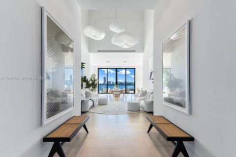House in Miami Beach, Florida 8 bedrooms, 969.81 sq.m. № 1999915 - photo 2