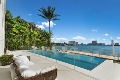 House in Miami Beach, Florida 8 bedrooms, 969.81 sq.m. № 1999915 - photo 16