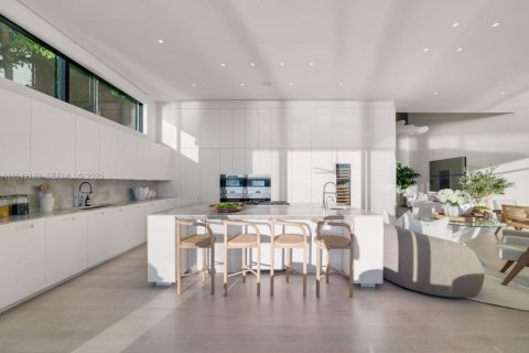 House in Miami Beach, Florida 8 bedrooms, 969.81 sq.m. № 1999915 - photo 10