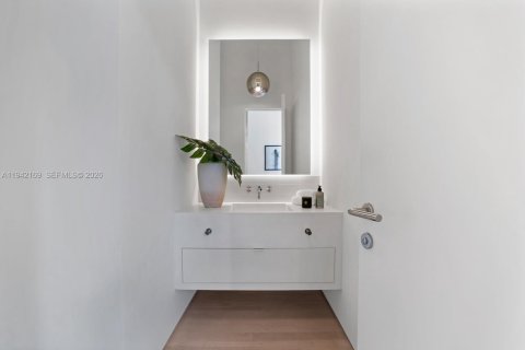 House in Miami Beach, Florida 8 bedrooms, 969.81 sq.m. № 1999915 - photo 20