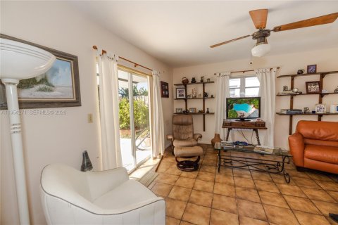 Купить виллу или дом в Катлер-Бей, Флорида 4 спальни, 212.75м2, № 2008987 - фото 15