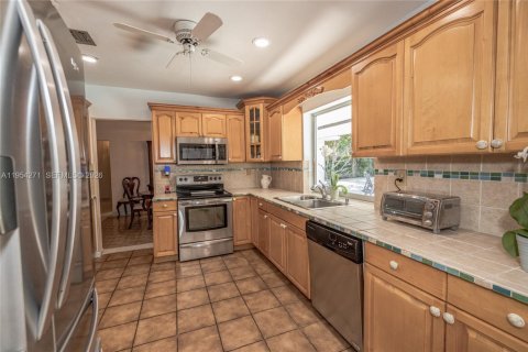 Купить виллу или дом в Катлер-Бей, Флорида 4 спальни, 212.75м2, № 2008987 - фото 12