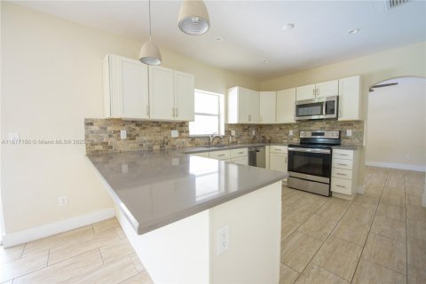 Casa en alquiler en Homestead, Florida, 4 dormitorios, 193.05 m2 № 1927513 - foto 6