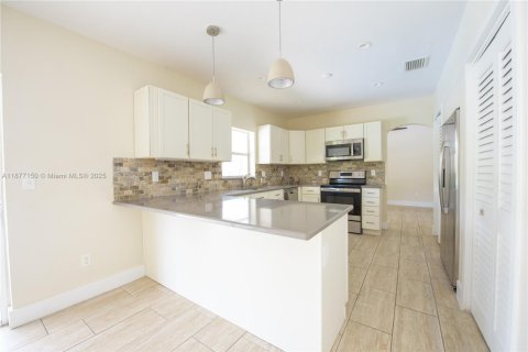 Casa en alquiler en Homestead, Florida, 4 dormitorios, 193.05 m2 № 1927513 - foto 5