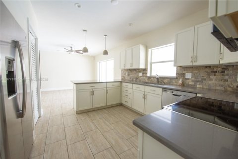 Casa en alquiler en Homestead, Florida, 4 dormitorios, 193.05 m2 № 1927513 - foto 7