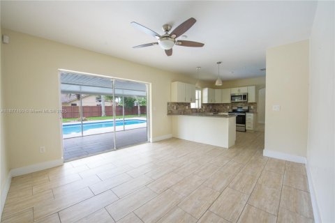 Casa en alquiler en Homestead, Florida, 4 dormitorios, 193.05 m2 № 1927513 - foto 4