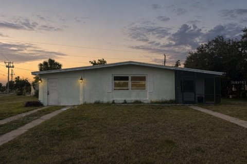 Casa en Port Charlotte, Florida 3 dormitorios, 127.37 m2 № 2124418