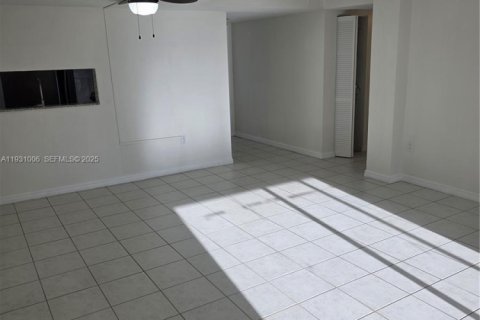 Снять в аренду кондоминиум в Майами, Флорида 2 спальни, 89.65м2, № 1989751 - фото 7