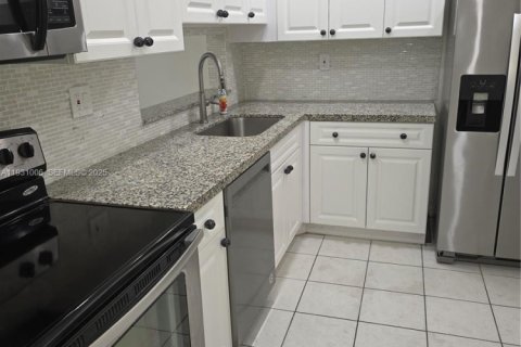 Снять в аренду кондоминиум в Майами, Флорида 2 спальни, 89.65м2, № 1989751 - фото 1