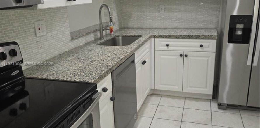 Кондоминиум с 2 спальнями в Майами, Флорида № 1989751