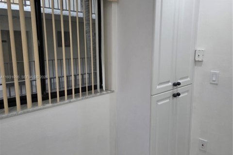 Снять в аренду кондоминиум в Майами, Флорида 2 спальни, 89.65м2, № 1989751 - фото 3