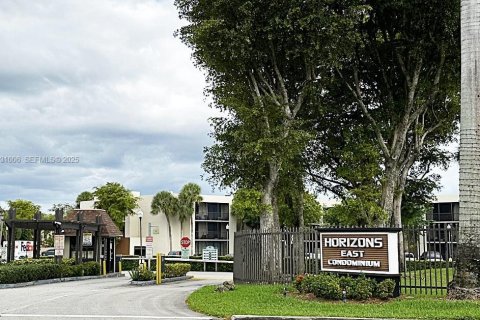 Снять в аренду кондоминиум в Майами, Флорида 2 спальни, 89.65м2, № 1989751 - фото 17