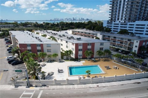 Condo in North Bay Village, Florida, 1 bedroom  № 1867795 - photo 1