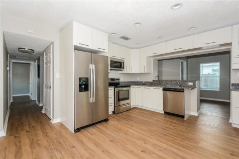 Villa ou maison à louer à Tampa, Floride: 4 chambres, 130.99 m2 № 1802399 - photo 5