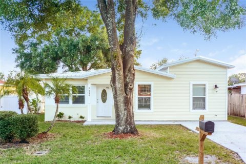 Villa ou maison à louer à Tampa, Floride: 4 chambres, 130.99 m2 № 1802399 - photo 1