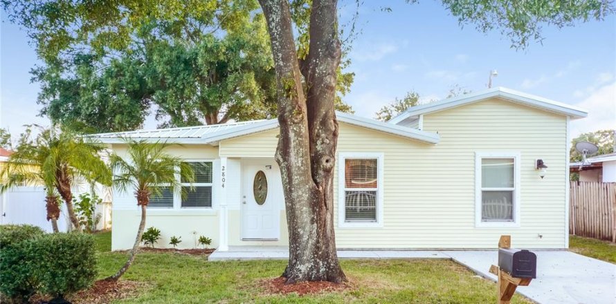Villa ou maison à Tampa, Floride 4 chambres, 130.99 m2 № 1802399