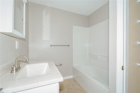 Villa ou maison à louer à Tampa, Floride: 4 chambres, 130.99 m2 № 1802399 - photo 9