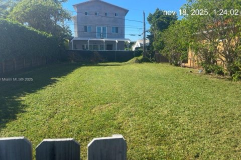 Commercial property in Surfside, Florida № 1973556 - photo 1