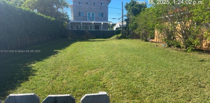 Commercial property in Surfside, Florida № 1973556