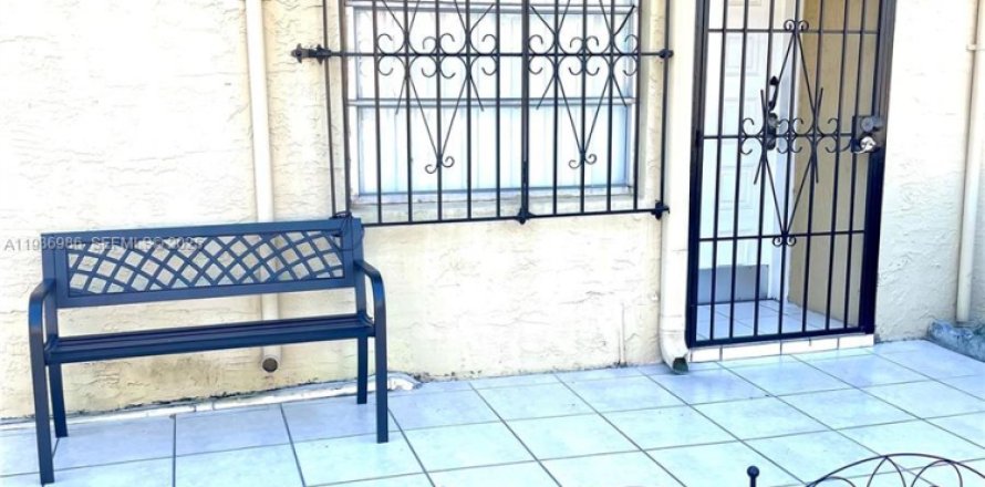 Apartment in Miami, Florida 2 bedrooms, 109.25 sq.m. № 1994826