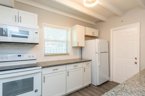 Villa ou maison à louer à Fort Lauderdale, Floride: 2 chambres, 74.88 m2 № 2060740 - photo 3
