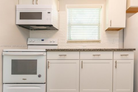 Villa ou maison à louer à Fort Lauderdale, Floride: 2 chambres, 74.88 m2 № 2060740 - photo 4