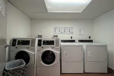 Condo in Plantation, Florida, 1 bedroom  № 2264918 - photo 14