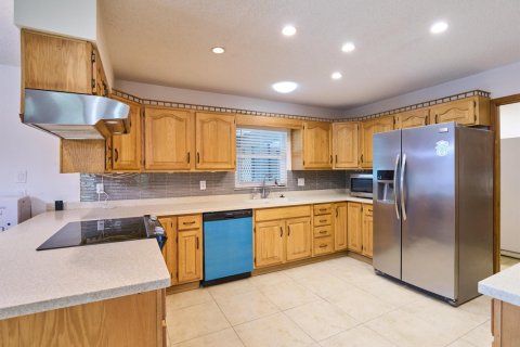 House in Port St. Lucie, Florida 3 bedrooms, 173.17 sq.m. № 2382449 - photo 2