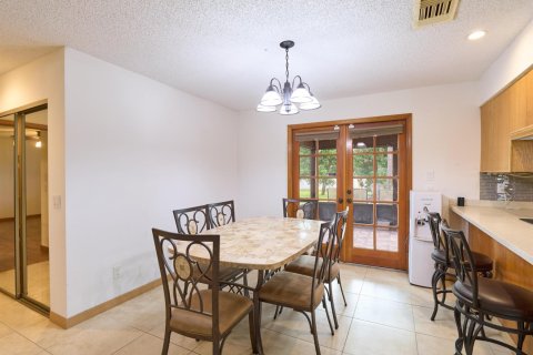 House in Port St. Lucie, Florida 3 bedrooms, 173.17 sq.m. № 2382449 - photo 6