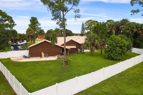 House in Port St. Lucie, Florida 3 bedrooms, 173.17 sq.m. № 2382449 - photo 24