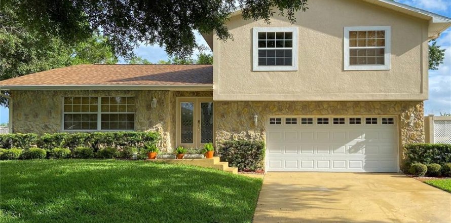 House in Orlando, Florida 3 bedrooms, 244.98 sq.m. № 1829282