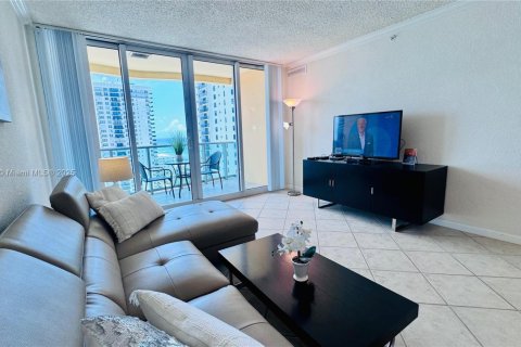 Condominio en venta en Hollywood, Florida, 1 dormitorio, 77.57 m2 № 2035503 - foto 1