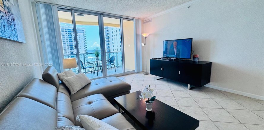 Condominio en Hollywood, Florida, 1 dormitorio № 2035503