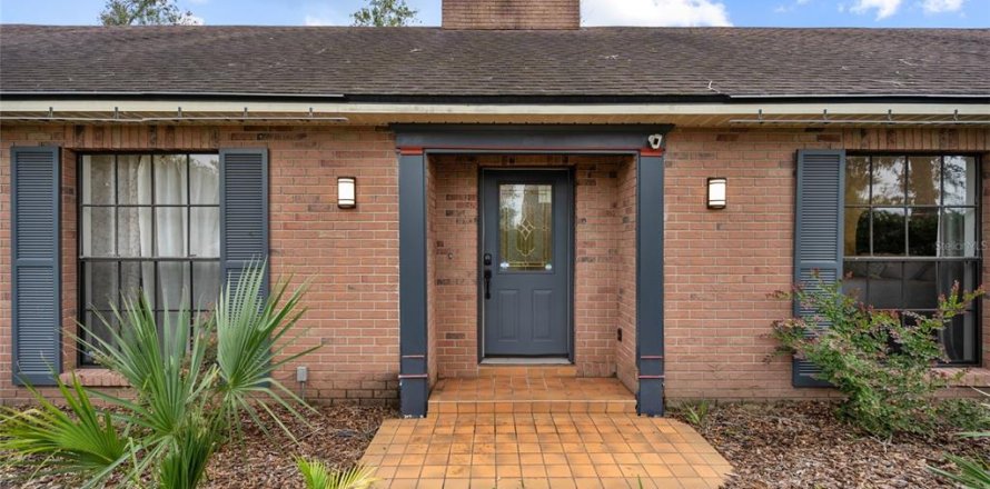 House in Brandon, Florida 4 bedrooms, 242.66 sq.m. № 2398670