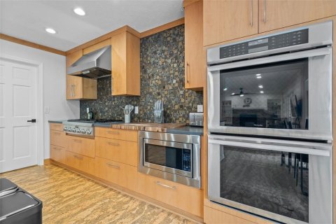 House in Brandon, Florida 4 bedrooms, 242.66 sq.m. № 2398670 - photo 5