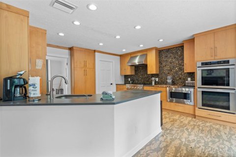 House in Brandon, Florida 4 bedrooms, 242.66 sq.m. № 2398670 - photo 18