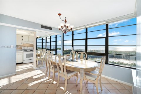 Condo in Marco Island, Florida, 2 bedrooms  № 2004824 - photo 13